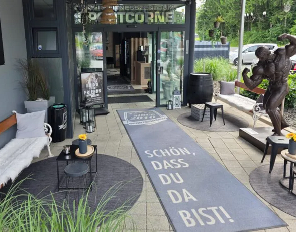 Eingangsbereich des Fitnessstudios Sportcorner Gleisdorf – Bericht in firmen.info Juni 2025